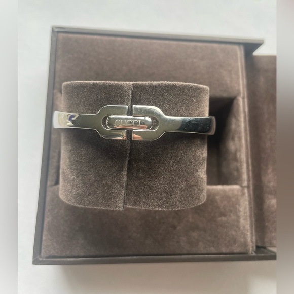 Authentic Gucci bracelet watch 6800L 
New in box - Picture 3 of 6